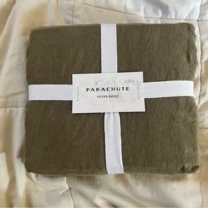 Parachute linen fitted sheet- Cal king. Surplus green.